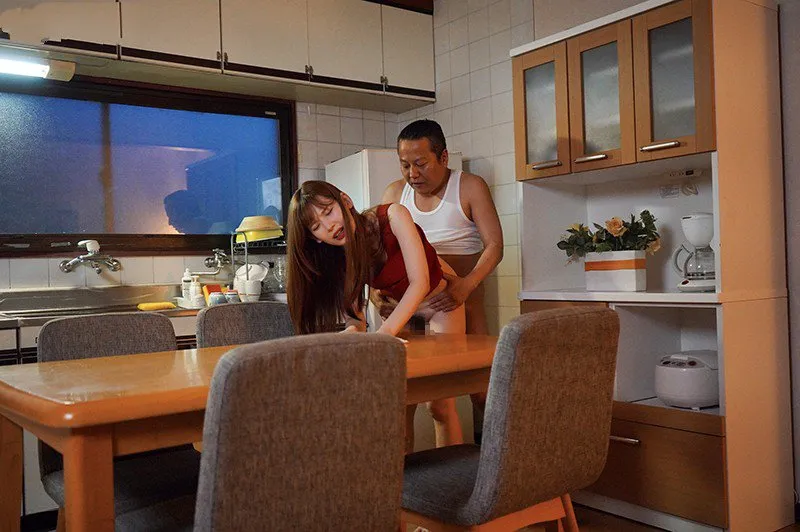 Bé con bị chồng mới của mẹ xoạc mỗi ngày, cho dù đã có người yêu