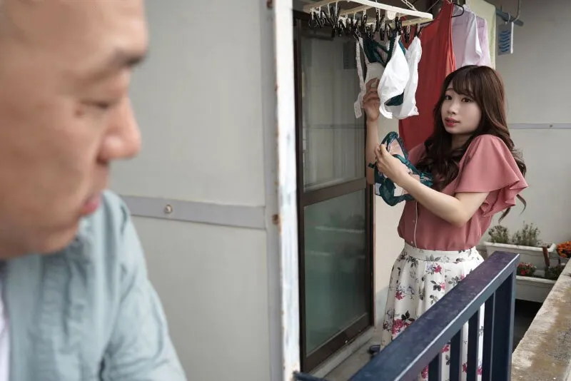 Gã nhà đối diện chuyên soi mói và cặp người vợ anh xã thường xuyên rên la quá to