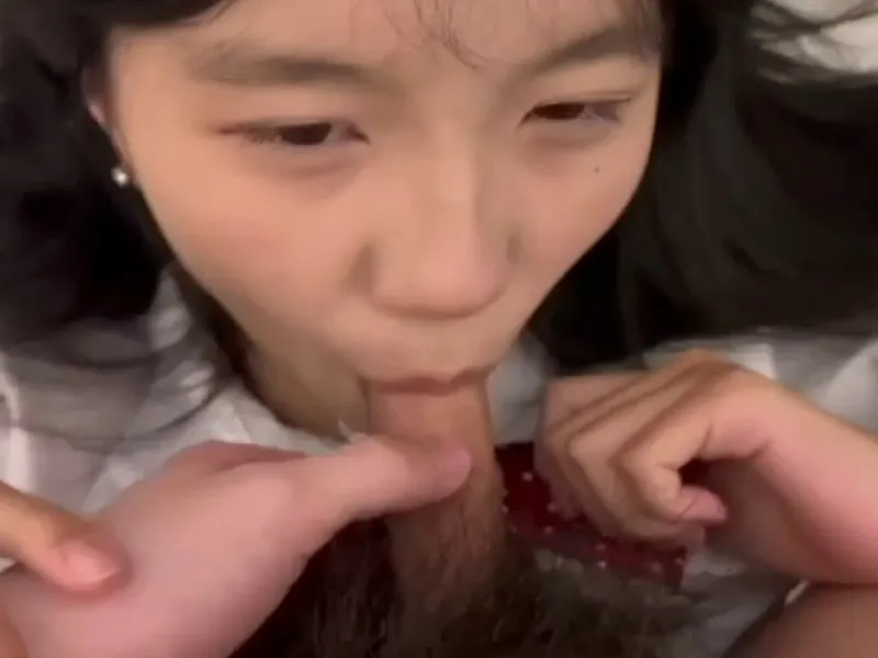 Em loli dễ thương liếm củ khoải biến em thành con em đào dâm dục p2